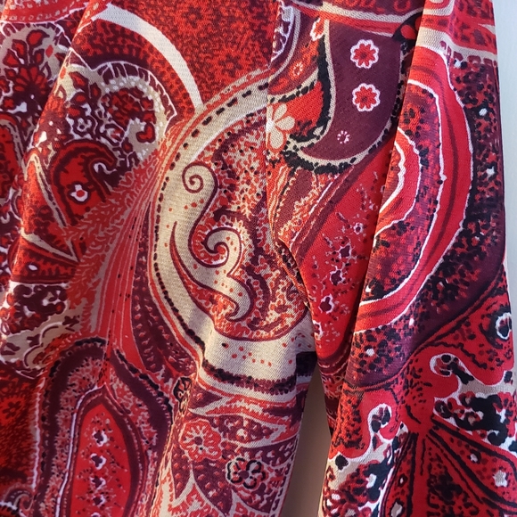 3/4 lgth twist front red paisley stretch blouse. Sz L...29" from collar to hem - Picture 4 of 8
